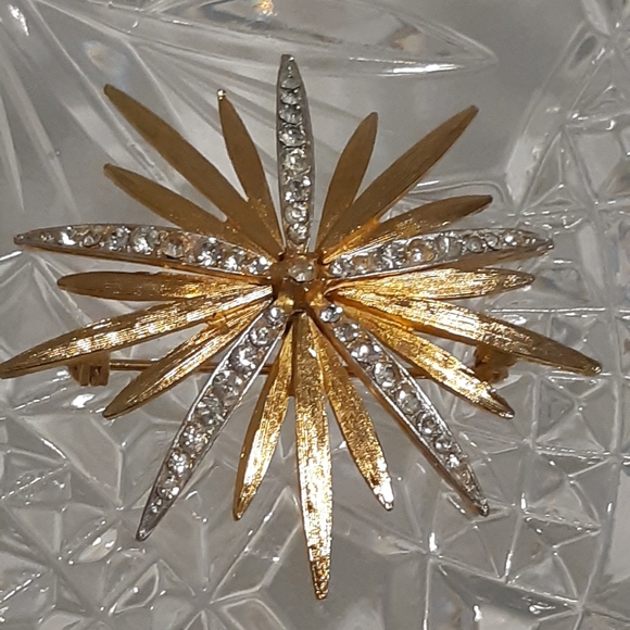 Vintage Coro Brooche, 2" Wide Gold Tone With Rhinestones - Picture 6 of 11